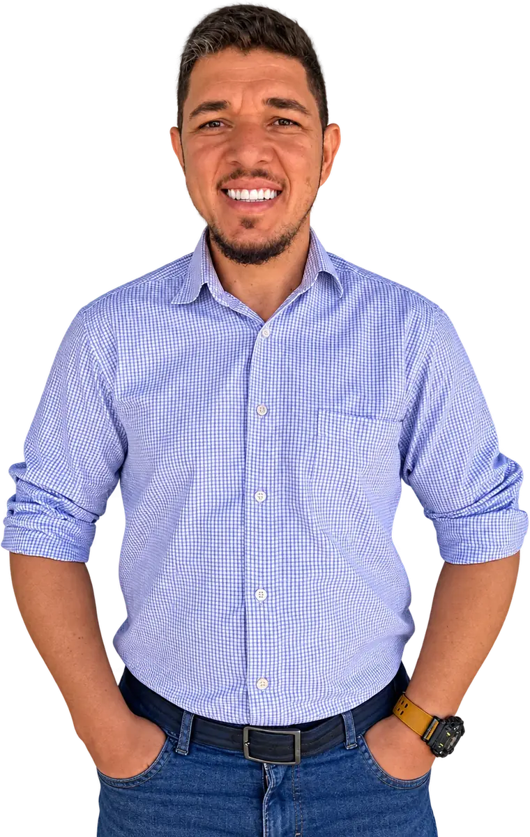 Donizeti Garcia, gestor imobiliário, sorrindo de camisa xadrez azul